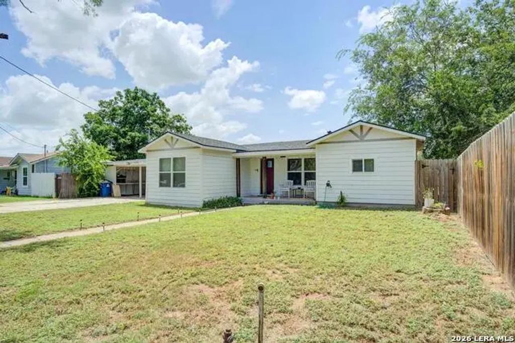 303 Lee Dr, Devine