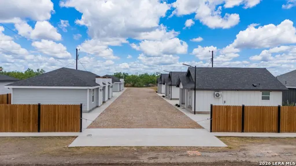 221 Dub Dr, Eagle Pass