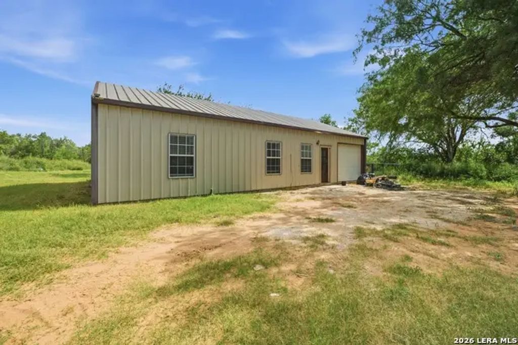 909 County Road 669, Devine