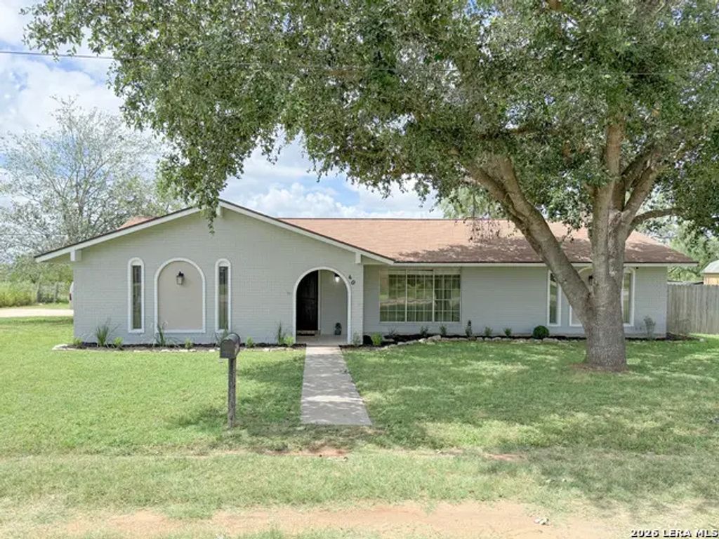 401 Bluebonnet Ave, Devine