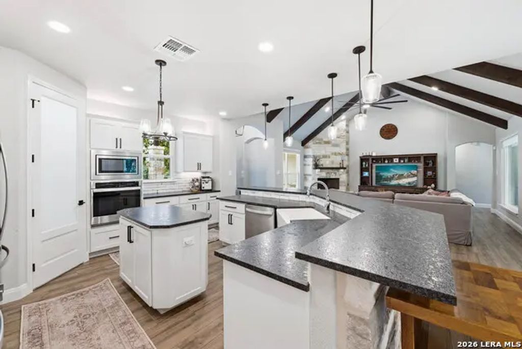 125 N Tranquility Dr, La Vernia