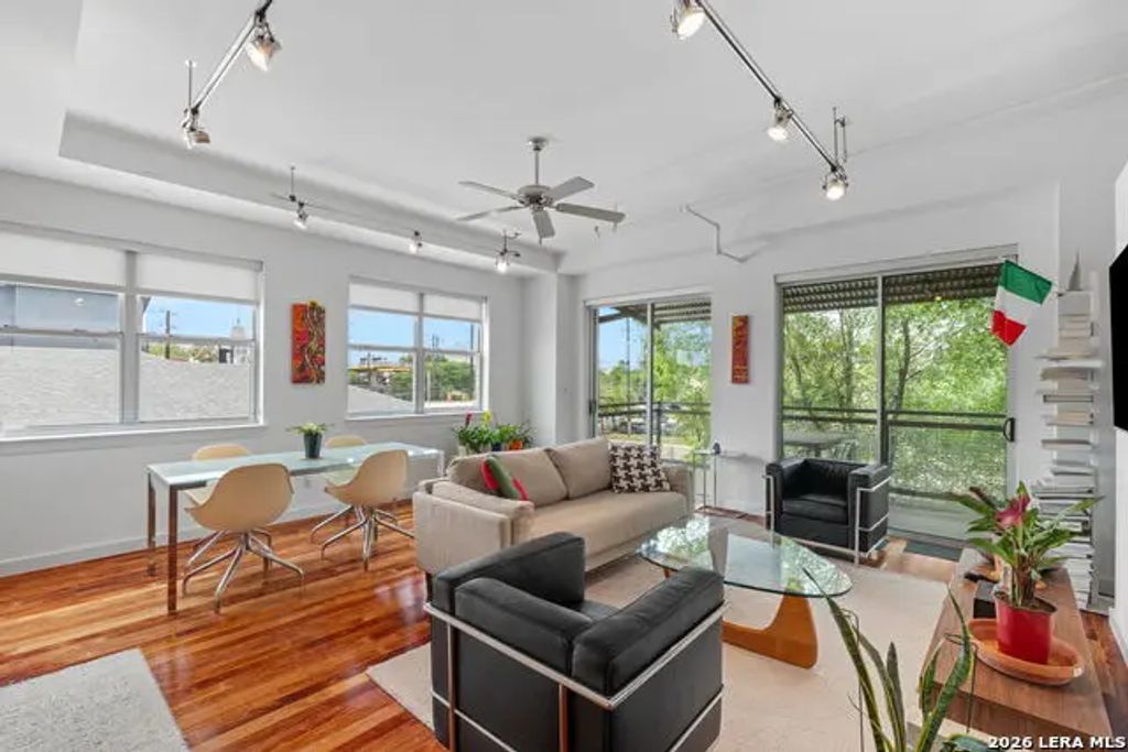 831 S Flores 3216, San Antonio