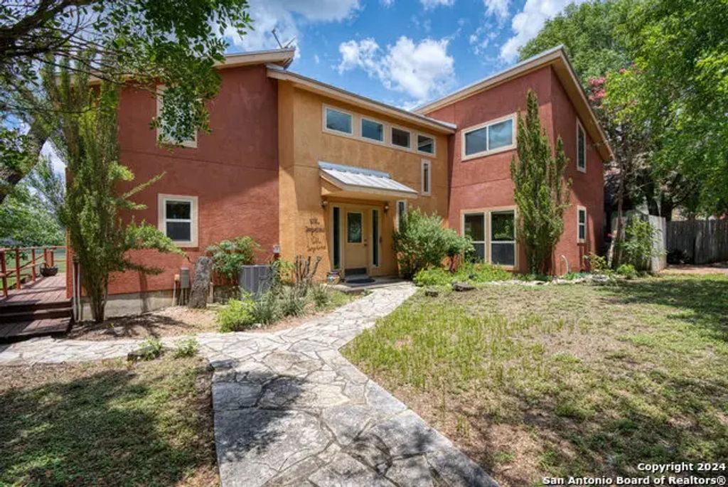 696 Faurie Rd, Lakehills