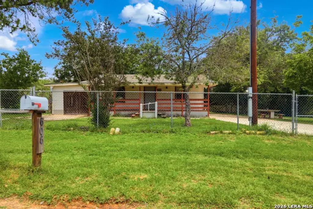 606 Viewpoint Dr, Poteet