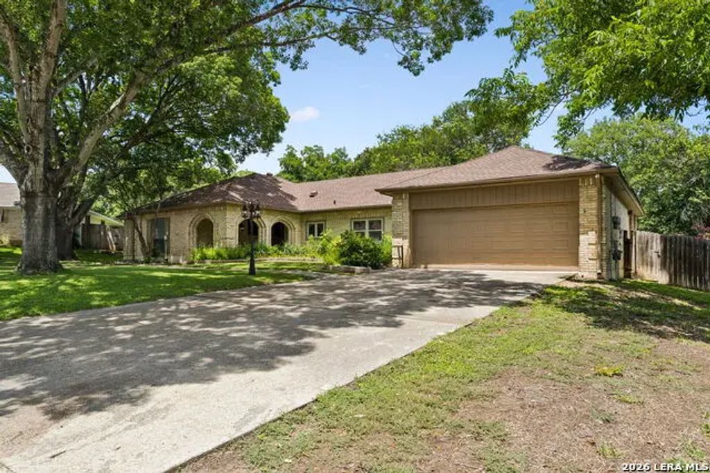 8706 Golden View, Windcrest