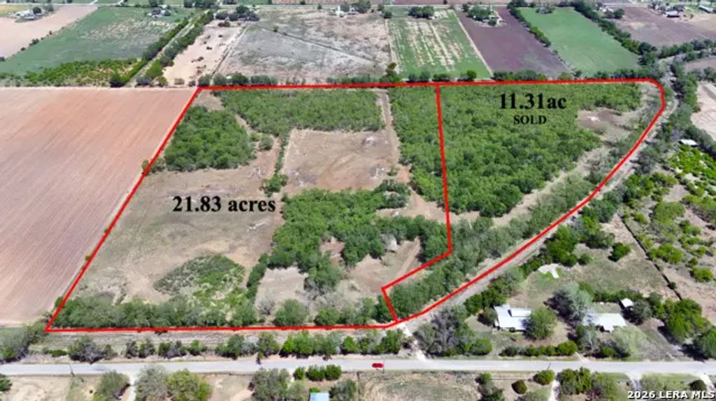 304 County Road 6611, Devine