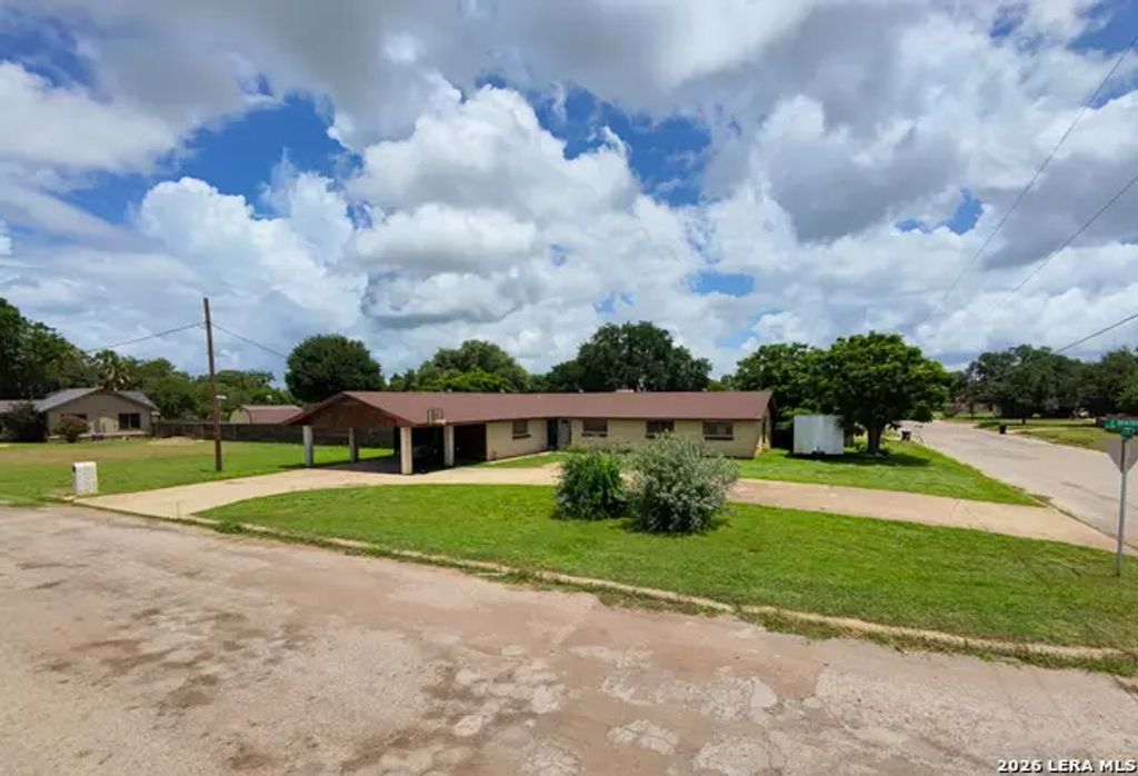 717 E. Brazos, Pearsall