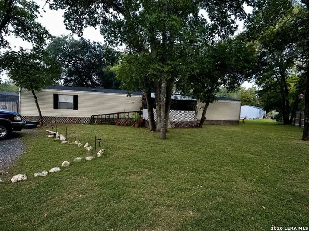 3911 Anaqua Dr, Elmendorf