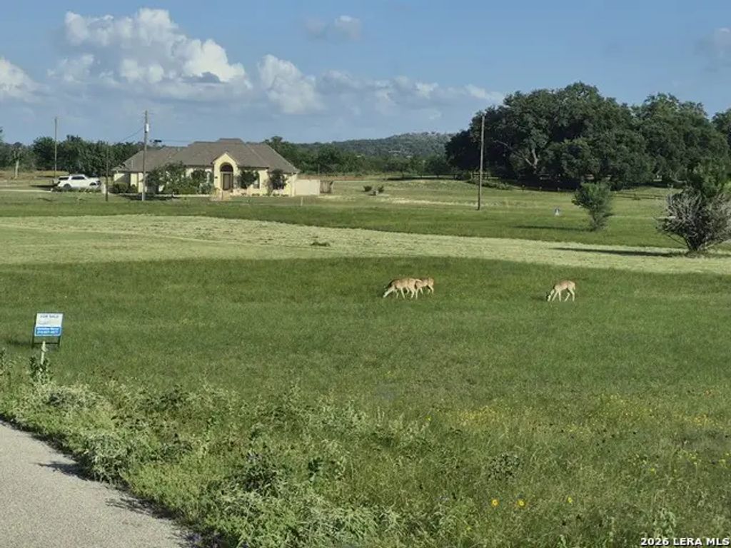 201 Spanish Grant Cir, Bandera