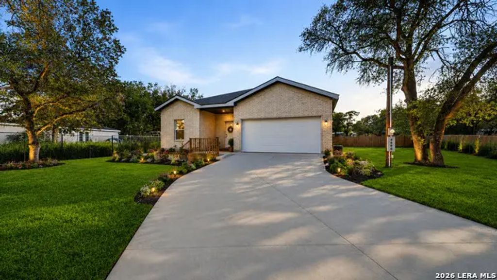 4606 Lee Way, Elmendorf