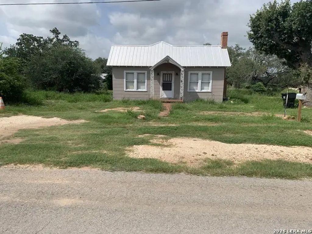 502 Bowman Ave, Devine