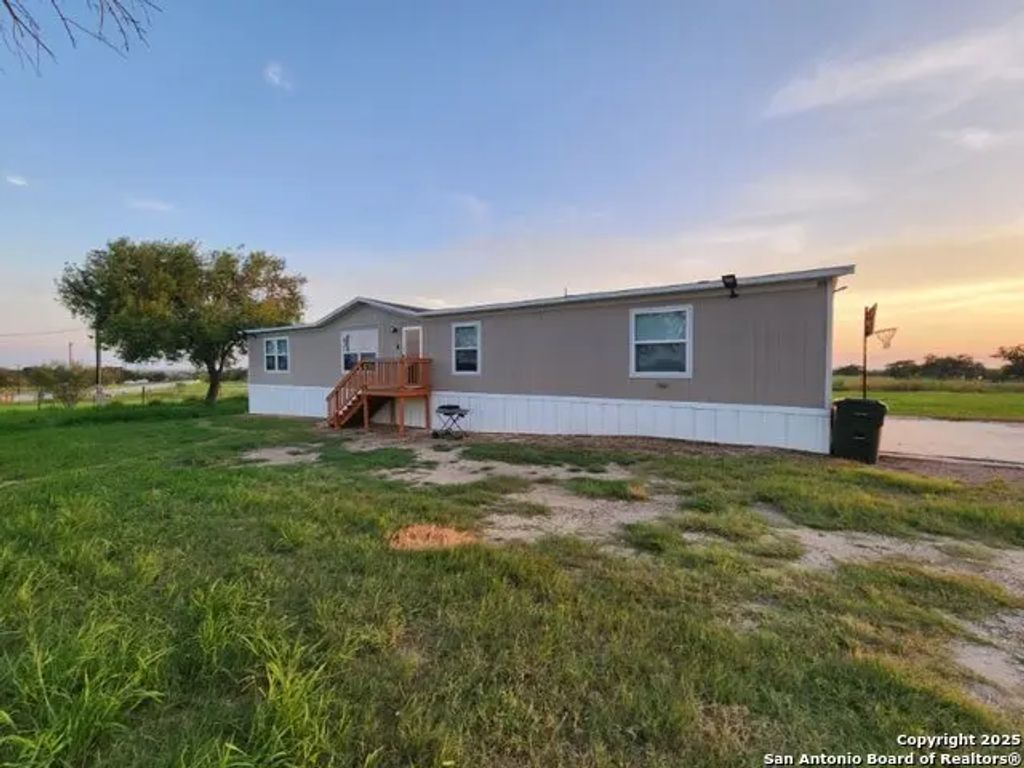 11903 N State Highway 123, Falls City