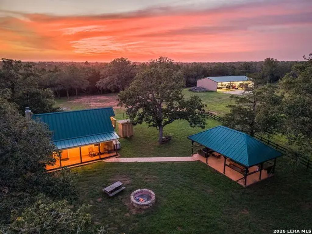 10488 State Highway 304, Harwood