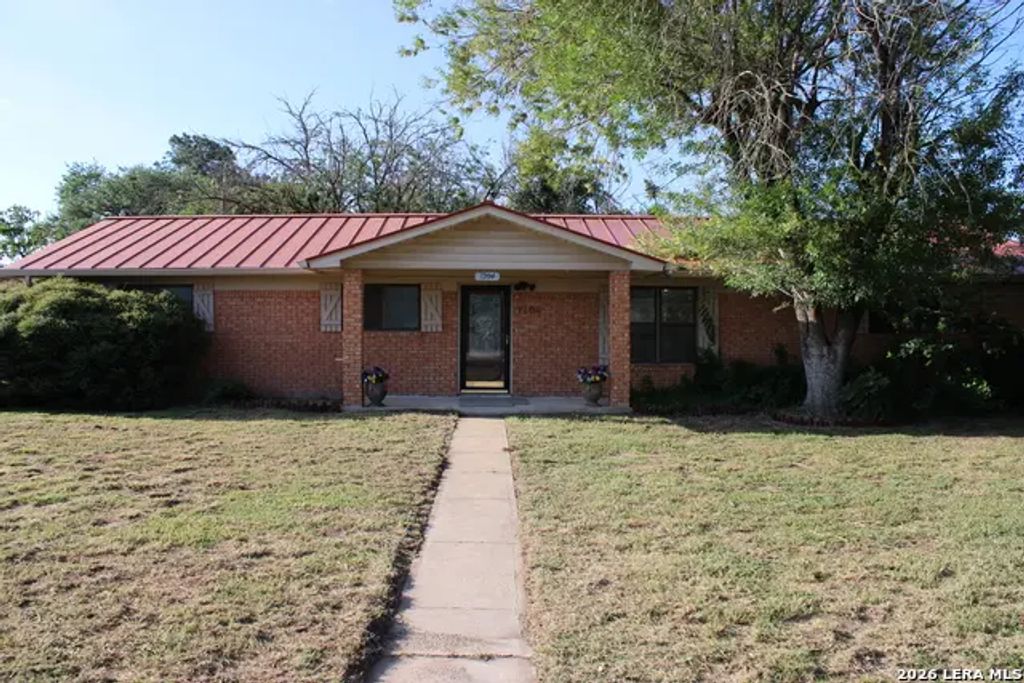 1204 W Goodwin St, Pleasanton