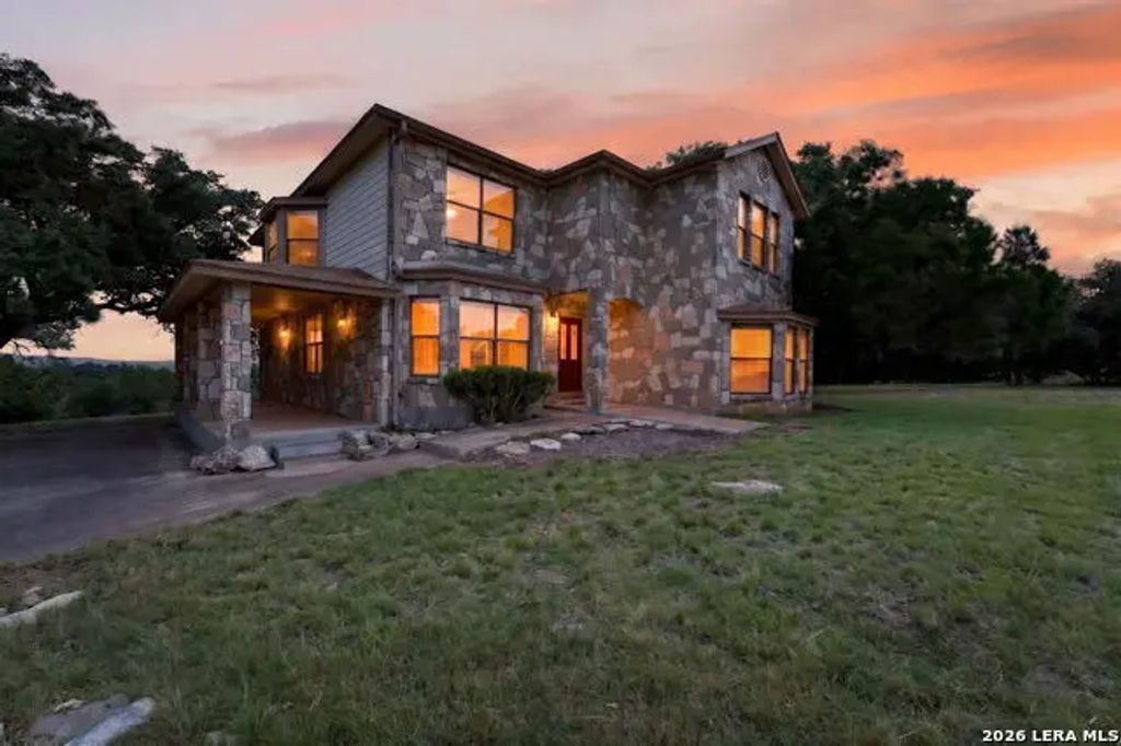 988 Summit Rd, Lakehills