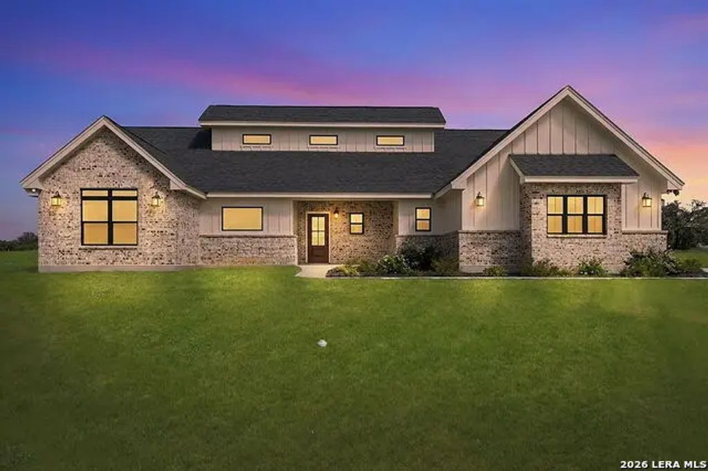 156 Firewheel Loop, Floresville