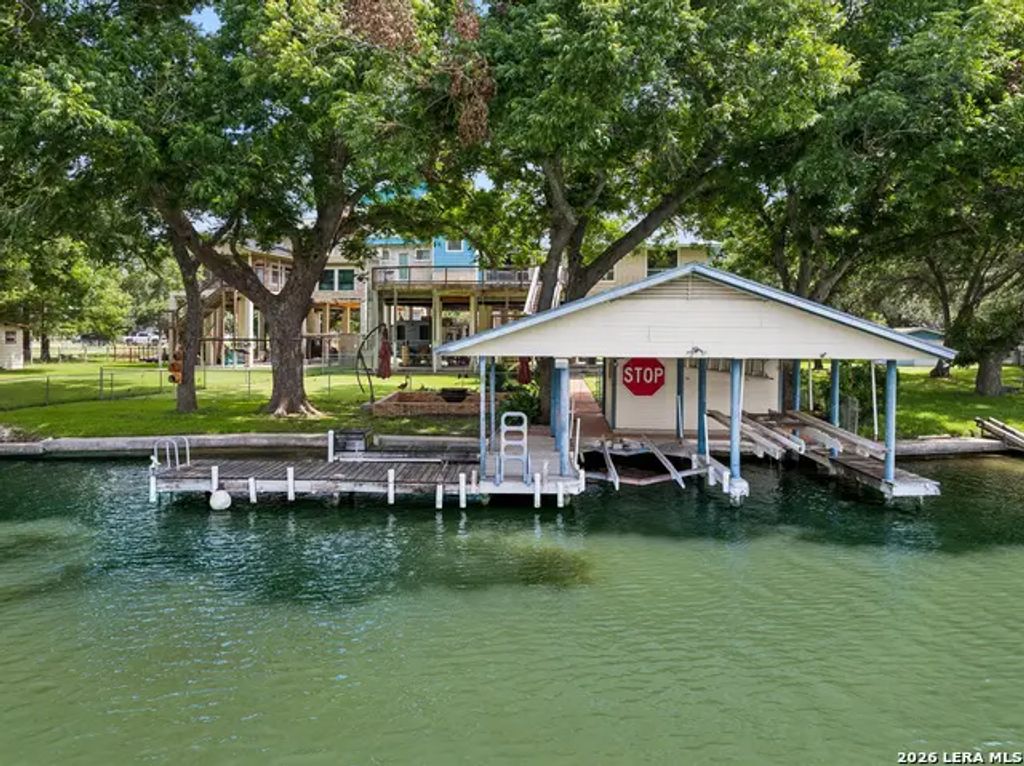 160 Lakeside Dr, Seguin