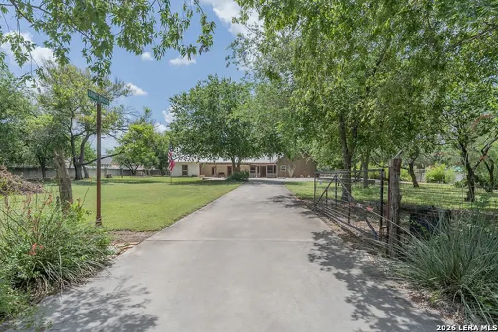 1690 Waterway Ln, New Braunfels
