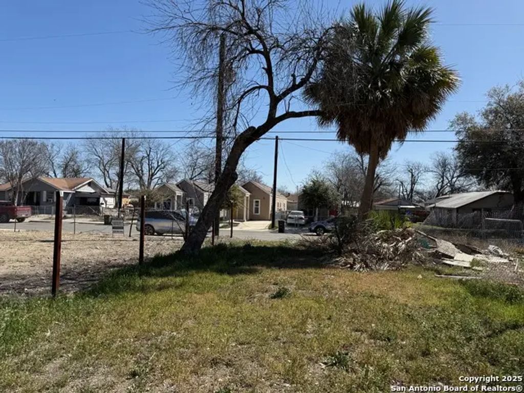 831 S San Eduardo Ave, San Antonio