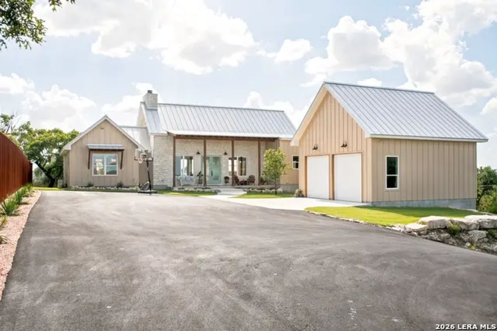 812 N Pleasant Valley Dr, Boerne