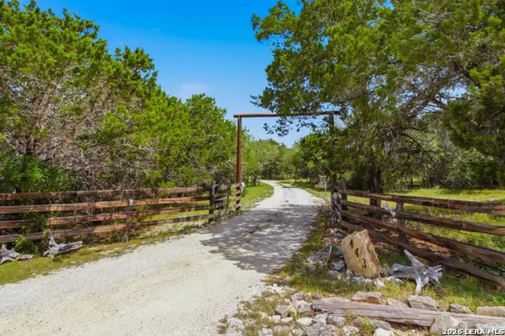443 Oak Hills Rd, Pipe Creek