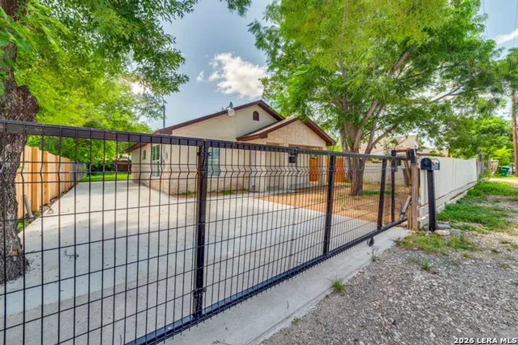 651 N San Augustine Ave, San Antonio