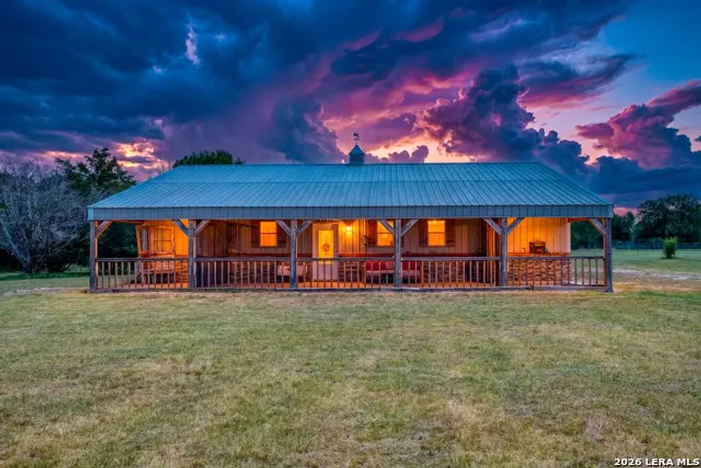 323 Buckskin Trl, Bandera