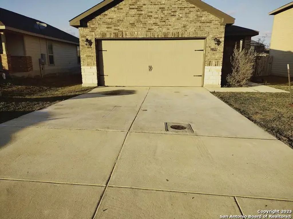 10827 Airmen Dr, Converse