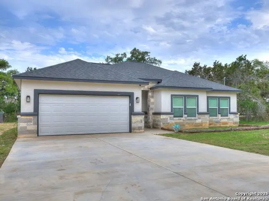 656 Fawn Dr, Spring Branch