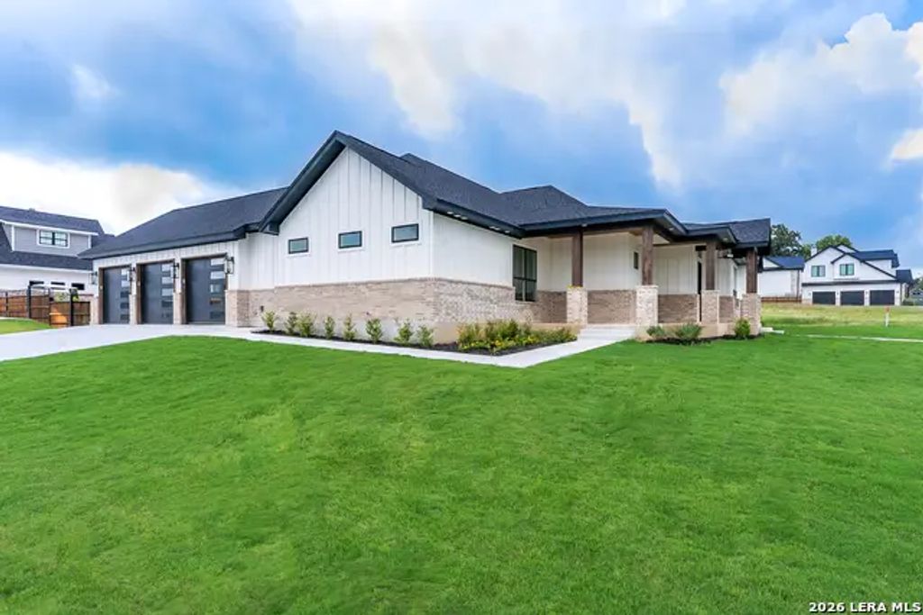 109 Chinaberry Hl, La Vernia