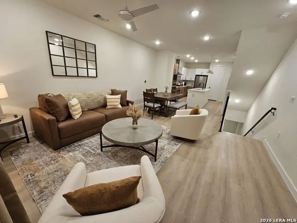 719 E Locust St 3111, San Antonio