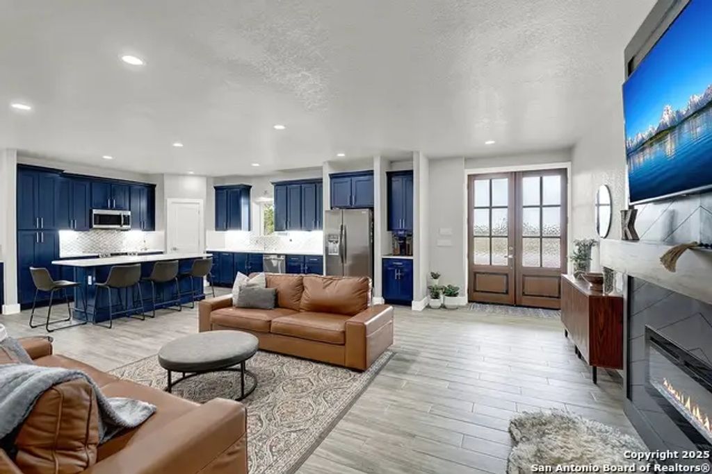 757 Joy Ln, Floresville