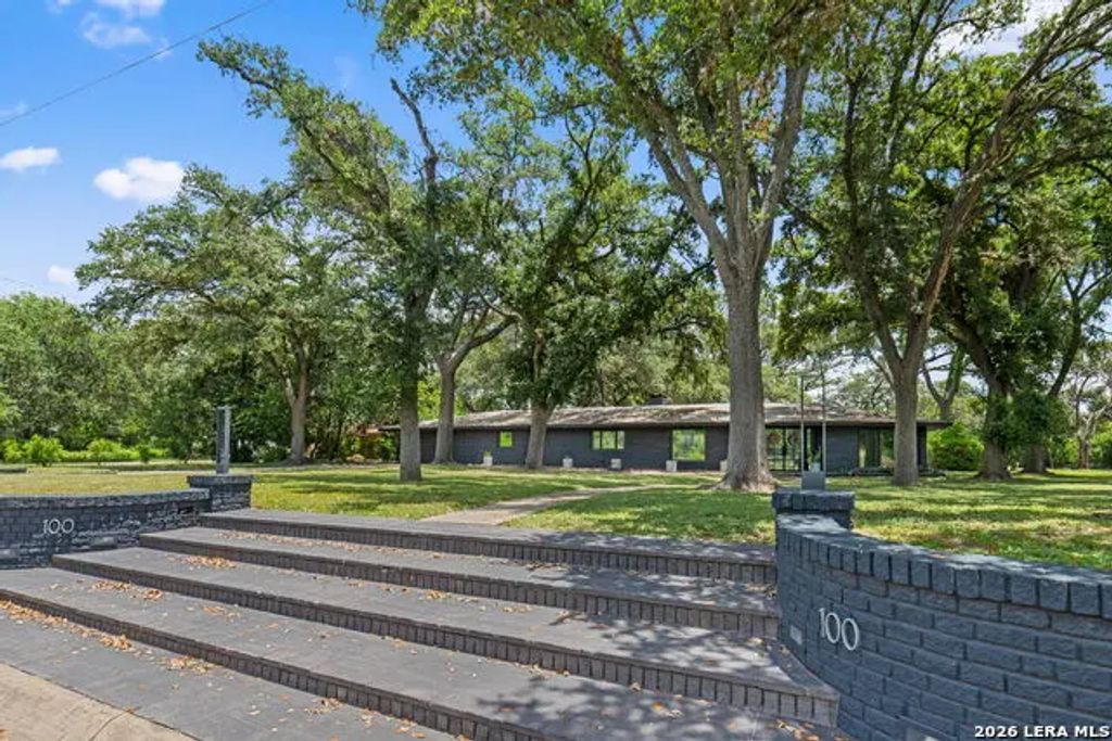 100 Dogwood Ln, San Antonio