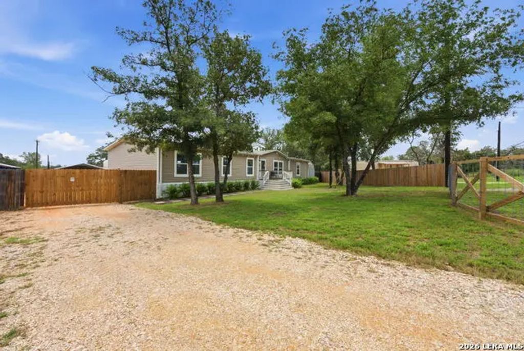 125 Acorn Holw, Poteet