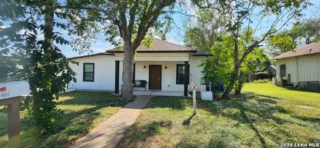 1005 3rd St, Floresville