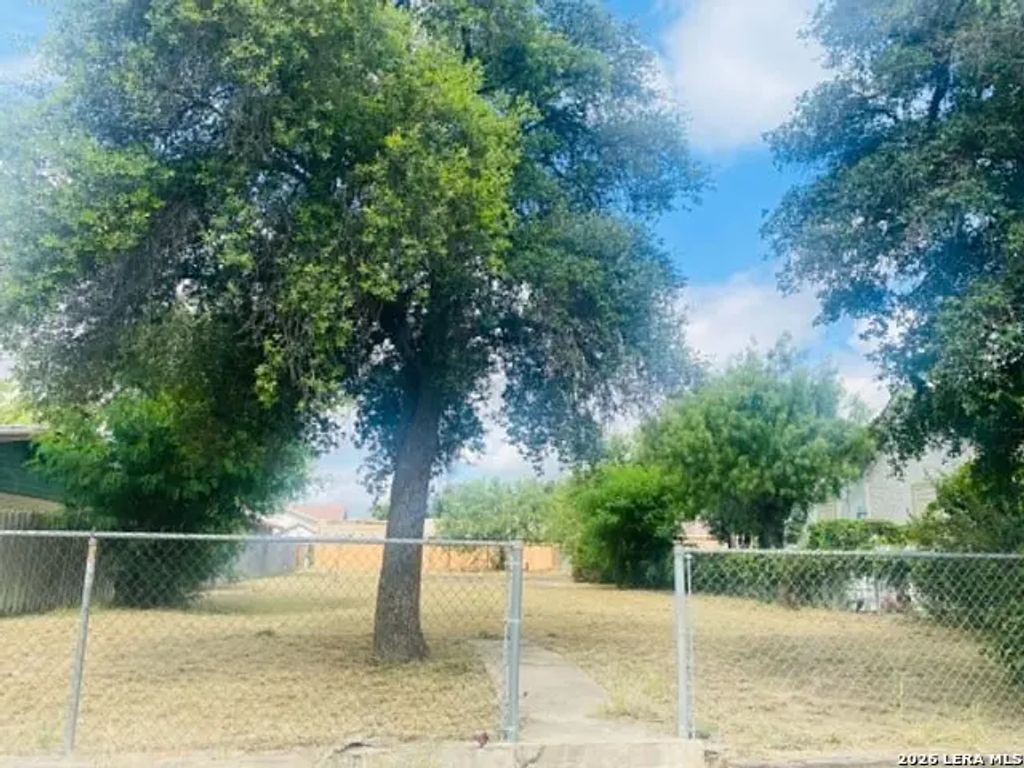 787 E Webster St., Eagle Pass