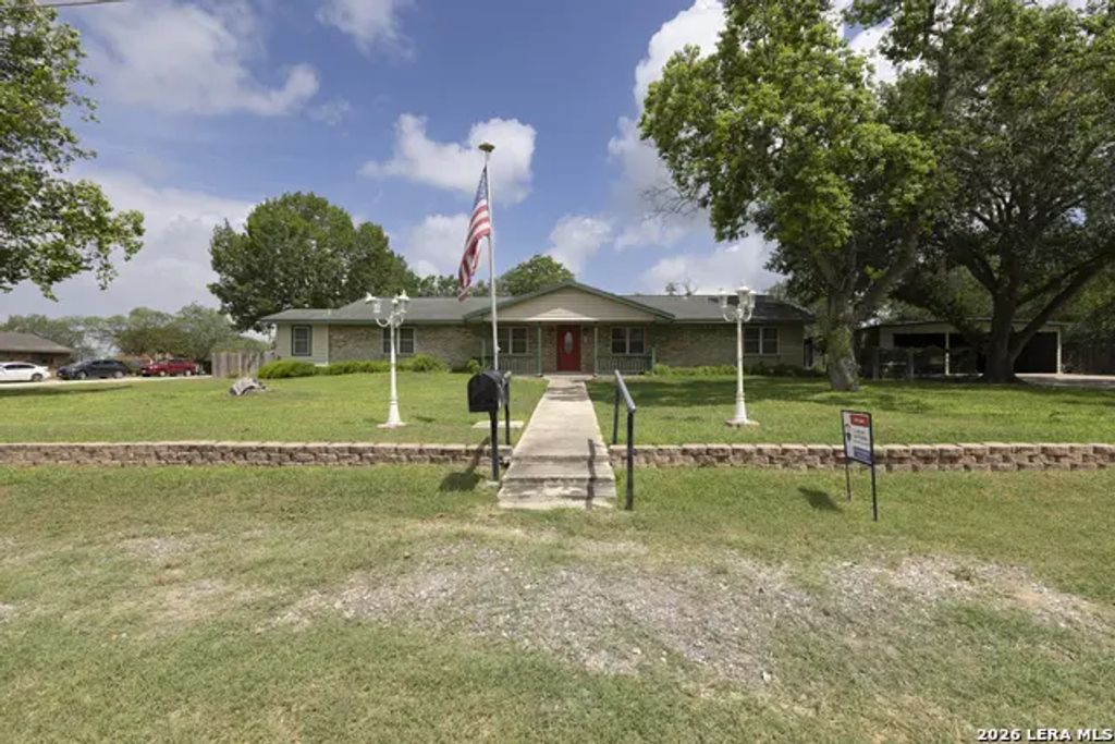 601 Poplar St, Jourdanton