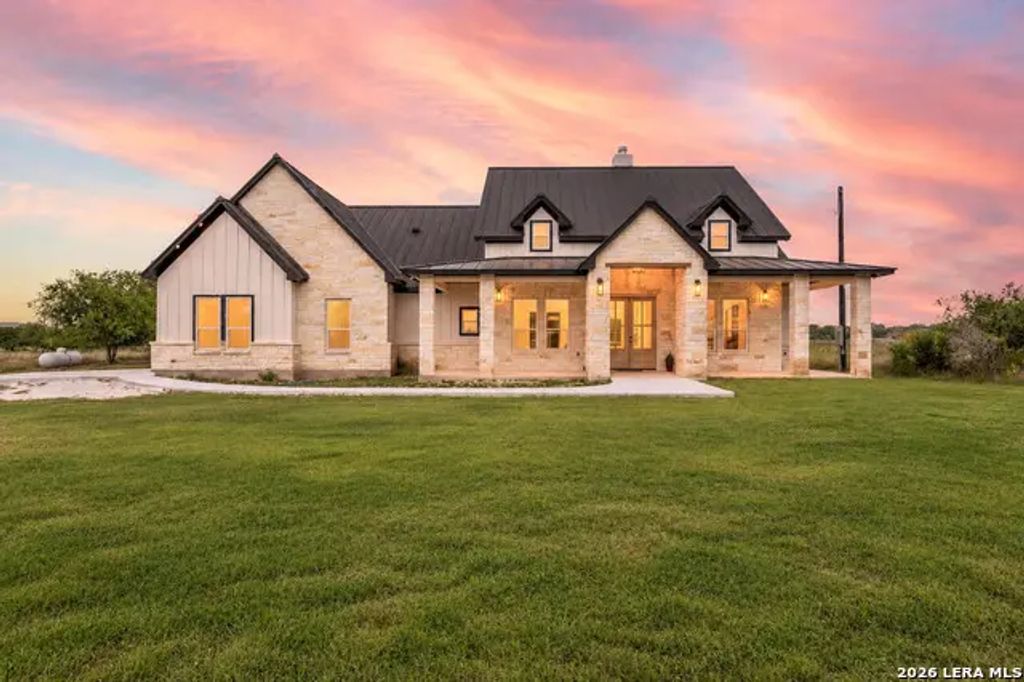 1438 Bottle Springs Rd, Bandera