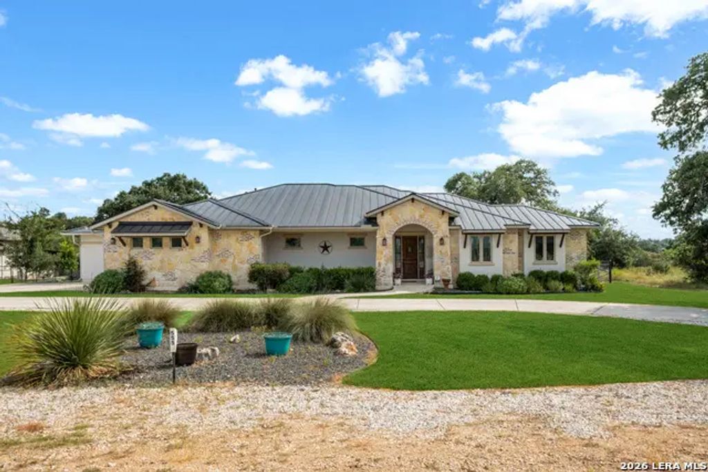 555 Curvatura, New Braunfels