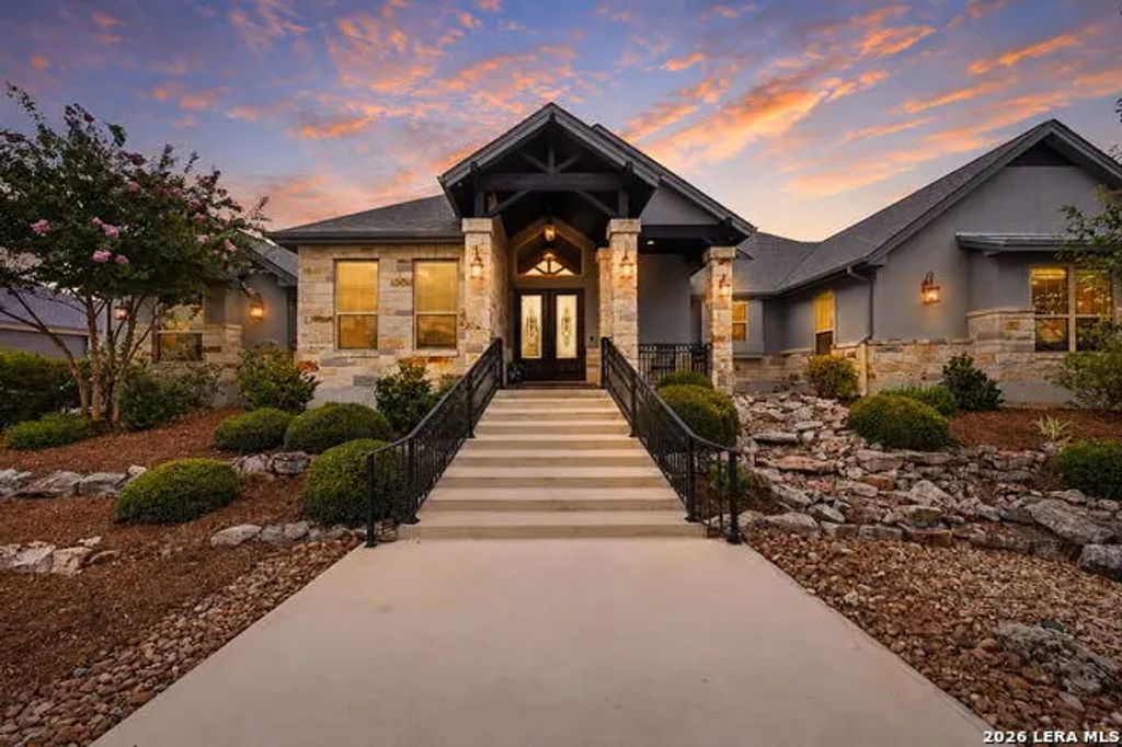 323 Curvatura, New Braunfels