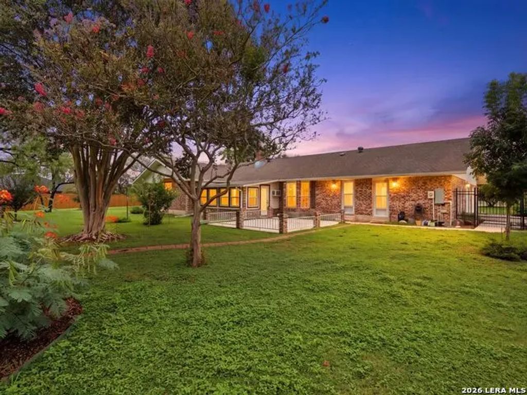 2402 Welsch Ln, New Braunfels