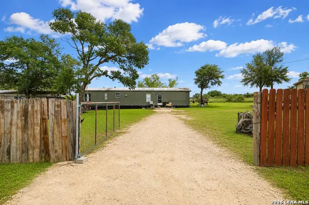 125 Villa Ridge Dr, Poteet