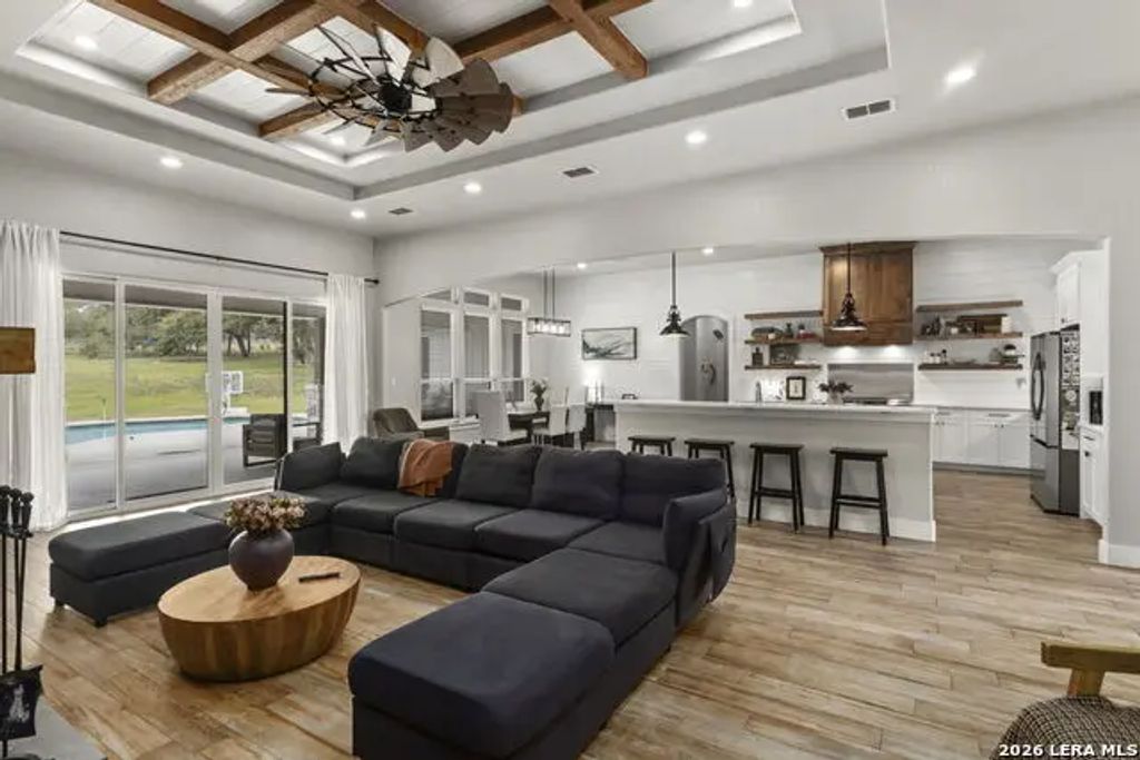 121 N Tranquility Dr, La Vernia