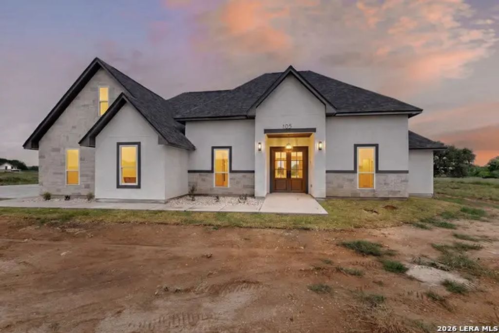 105 Hidden Path, Floresville