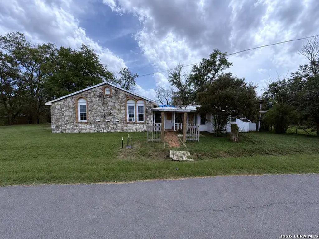 897 Zig Zag Ave, Devine