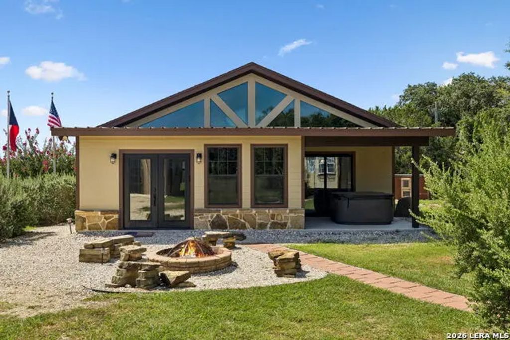 1355 Broad Oak Dr, Bandera
