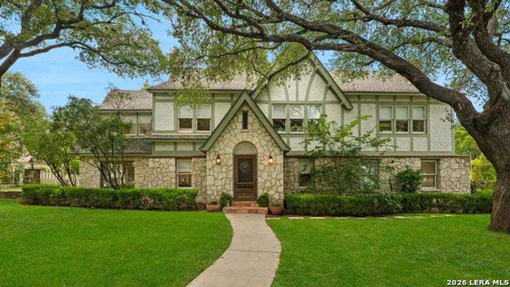 137 Park Dr, Olmos Park