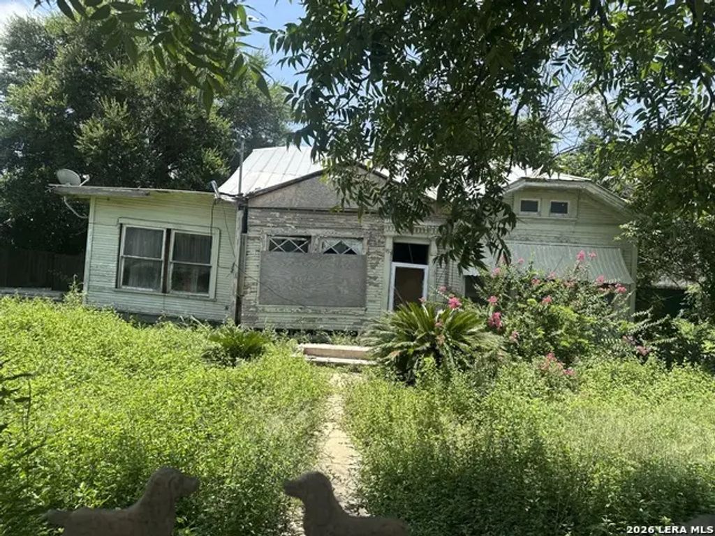555 W Main St, Uvalde