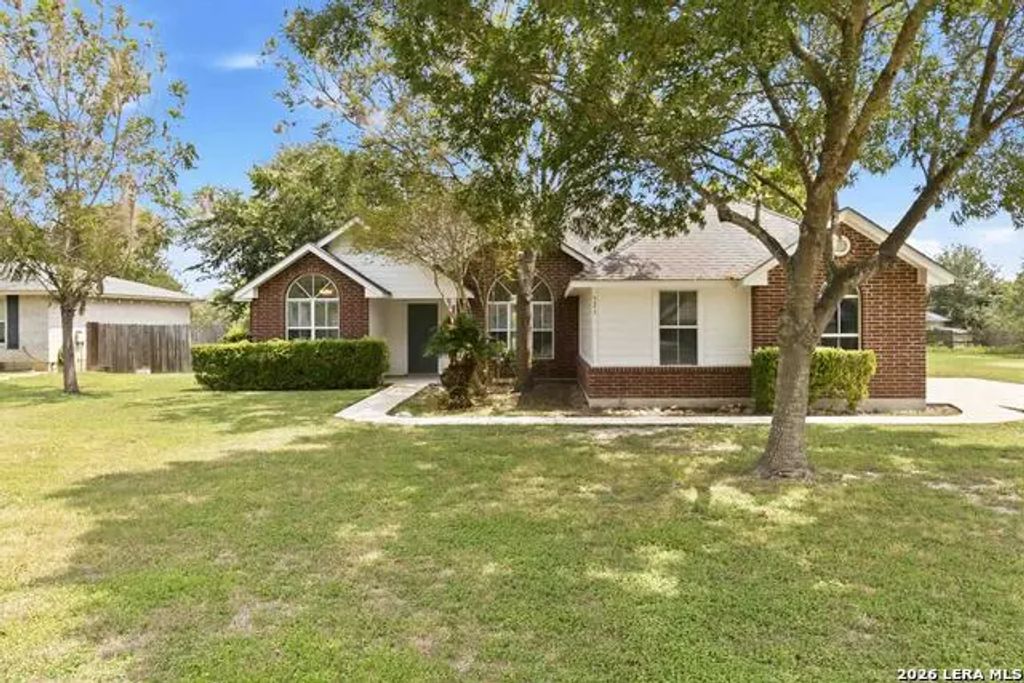 521 Woodlake Dr, McQueeney