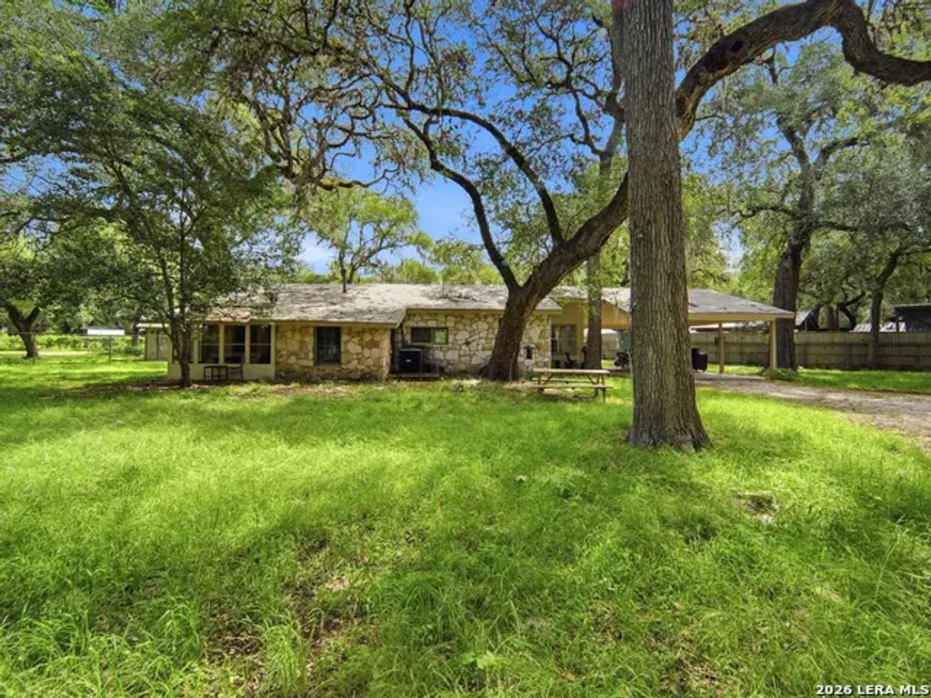 19214 Grey Forest, Helotes
